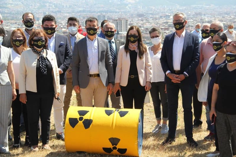 İzmir’in Çernobiline karşı ‘Duran Adam’ eylemi sürüyor
