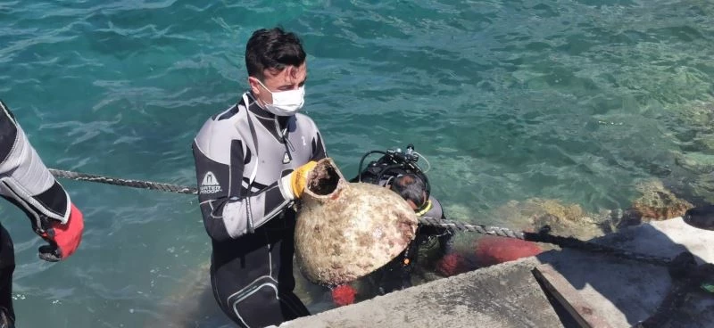 Kuşadası’nda şaşırtan görüntü, denizden klozet çıktı

