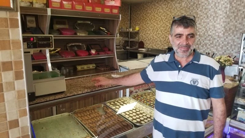 Önce karınlarını doyurdular, sonra sadaka kutularını çaldılar
