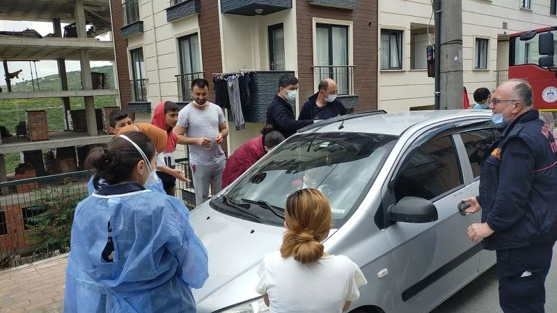 Kendisini arabaya kilitleyen sevimli bebek ekipleri harekete geçirdi
