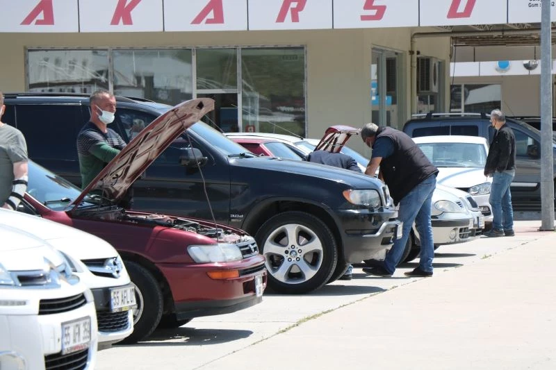 Aylar sonra açılan 2. el oto pazarı alıcıyı da satıcıyı da memnun etmedi
