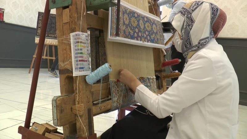 El emeklerini sergilediler
