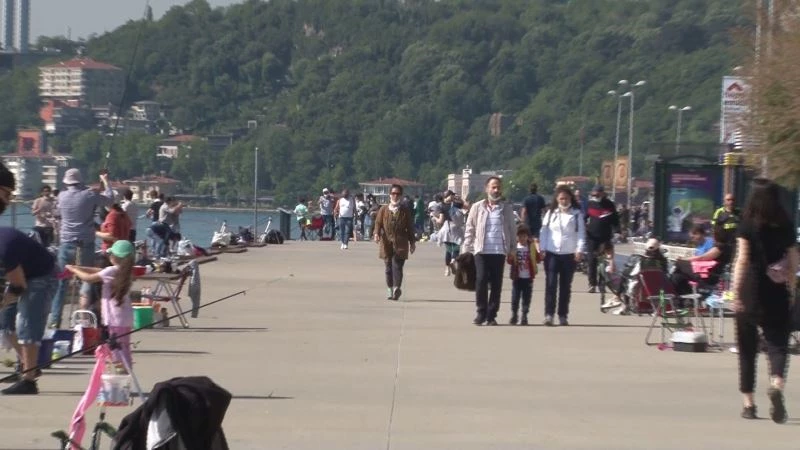 Kısıtlamasız ilk cumartesi günü Emirgan sahili doldu

