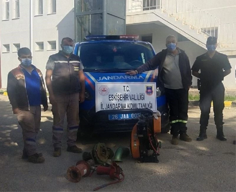 Madenden su motoru çalan şüpheliler yakalandı
