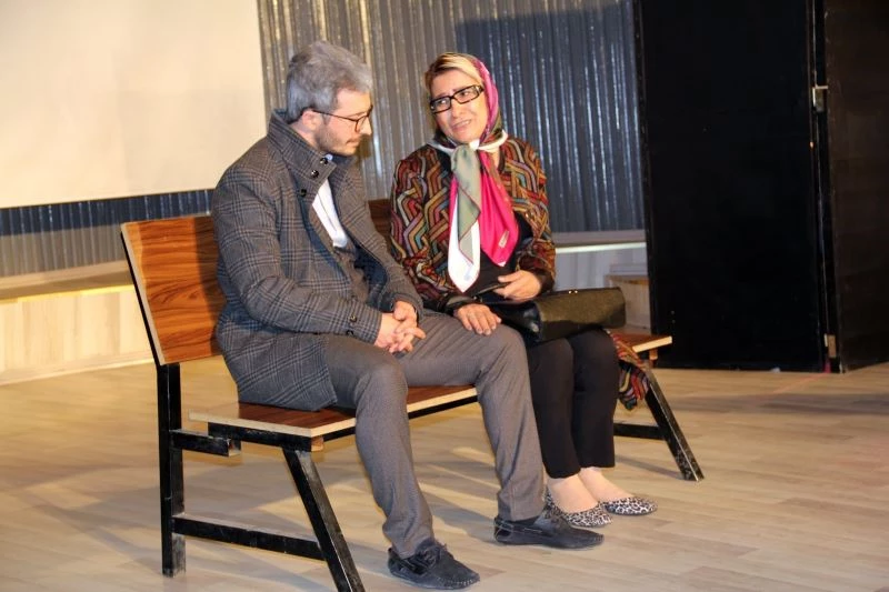 Ağrı’da sahnelenen tiyatro oyununda şehit öğretmenler unutulmadı
