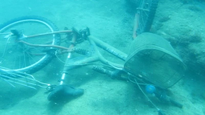 (Özel) Denizin dibinde bisiklet, akü, araba lastiği, şişeler, halı, tencere, çit teli bulundu
