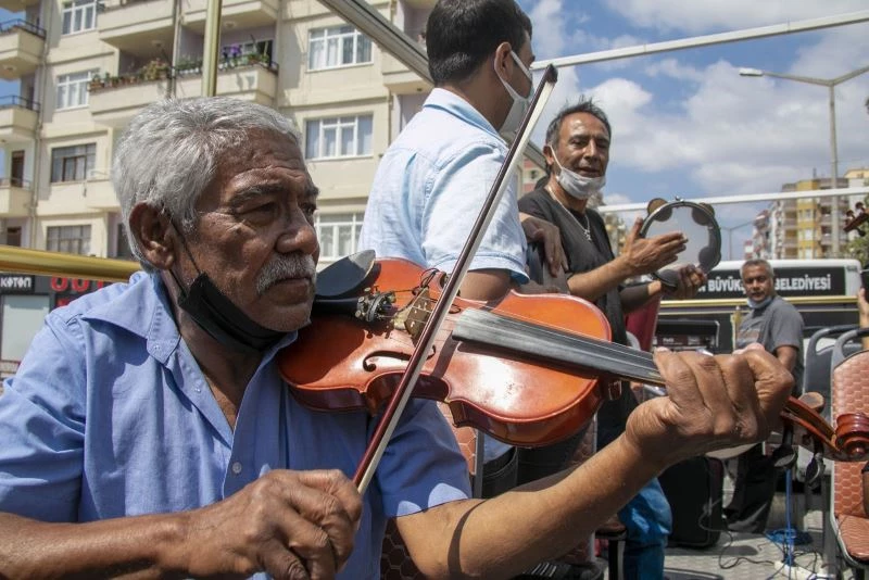 Büyükşehir Belediyesi Roman müzisyenlere destek verdi, Silifke sokakları şenlendi
