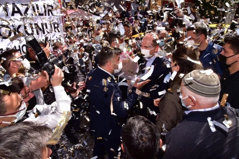 Bakan Soylu’yu Afyonkarahisarlı esnaf havai fişek ve konfeti patlatarak karşıladı
