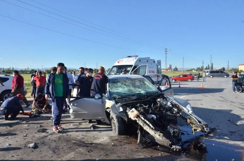 Ciple otomobil çarpıştı: 1 ölü, 2 yaralı
