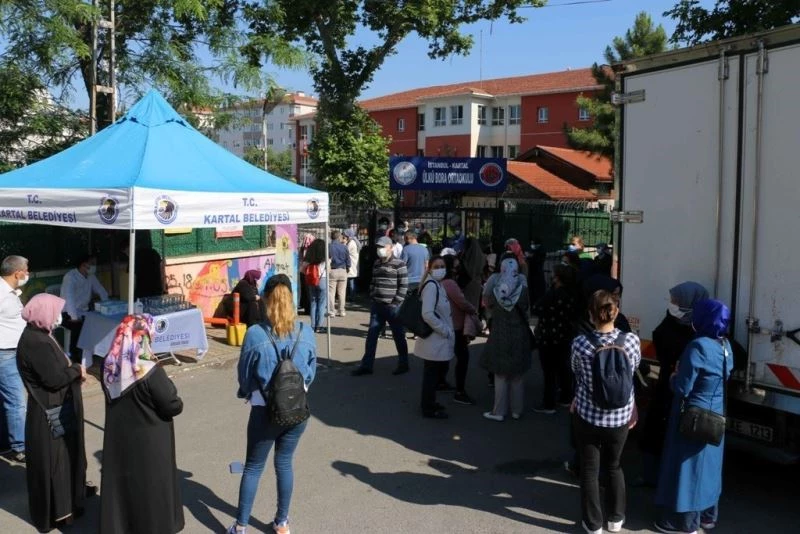 Kartal Belediyesi’den LGS öncesi okullarda maske, su ve dezenfektan ikramı

