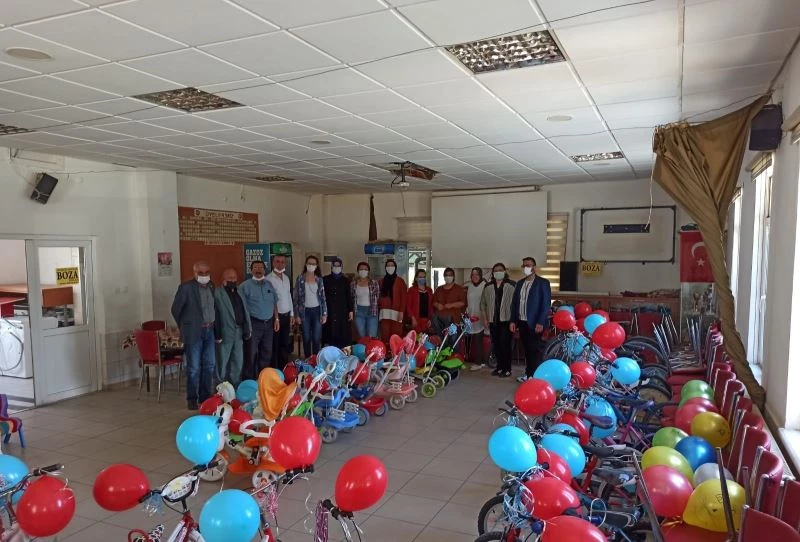 Tamir ettikleri bisikletleri ihtiyaç sahibi çocuklara dağıttılar
