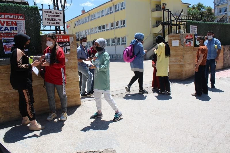 Elazığ’da öğrenciler içeride aileler dışarıda ter döktü
