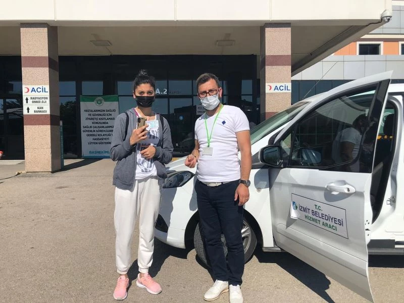 Kimliğini hastanede unutan genç kızın imdadına İzmit Belediyesi yetişti
