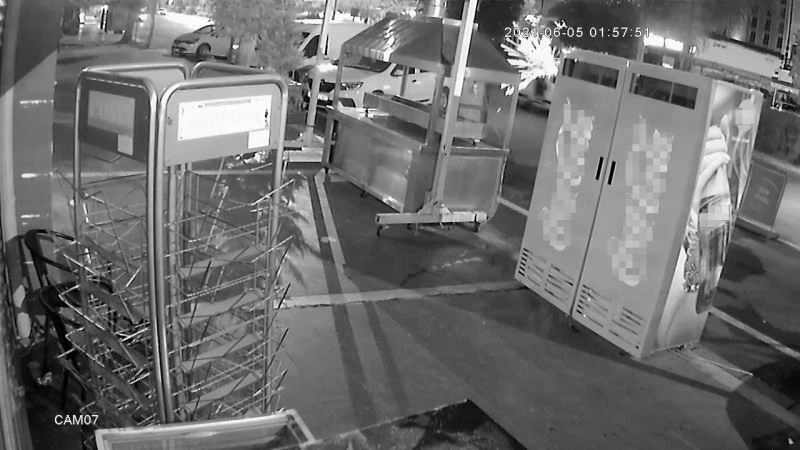 Kebapçıya kalaşnikoflu saldırı güvenlik kamerasında
