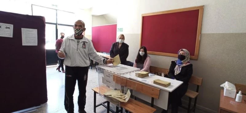 Muhtarları olmayan mahalleler yeni muhtarlarını seçti
