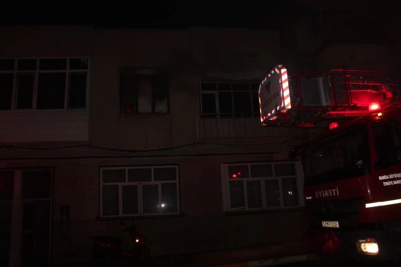 Bacayı temizlemek için benzin döktü, komşusunun evini yaktı
