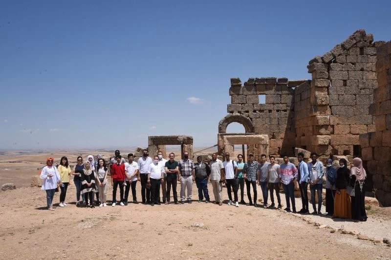 DÜ’de öğrenim gören yabancı uyruklu öğrenciler Zerzevan Kalesini ziyaret etti
