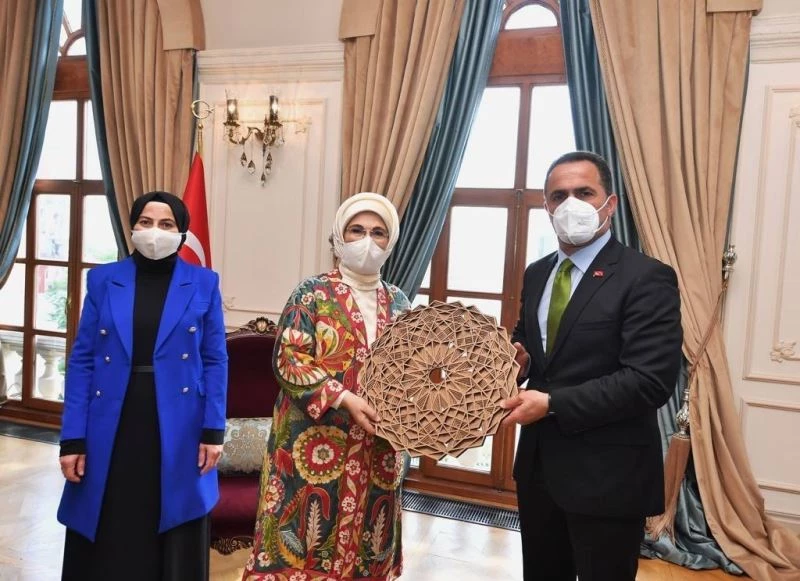 Emine Erdoğan, Beyoğlu’nda atıktan dönüştürülen ürünlerin yer aldığı sergiyi açtı
