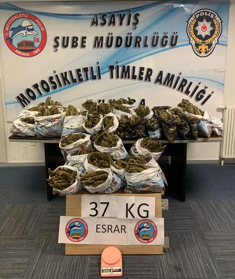 Polisin yaptığı üst aramasında çıkan anahtarda yazılı adreste 37 kilogram esrar yakalandı
