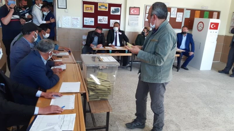 Seçim yapılan Güney beldesinde oy sayma işlemi başladı
