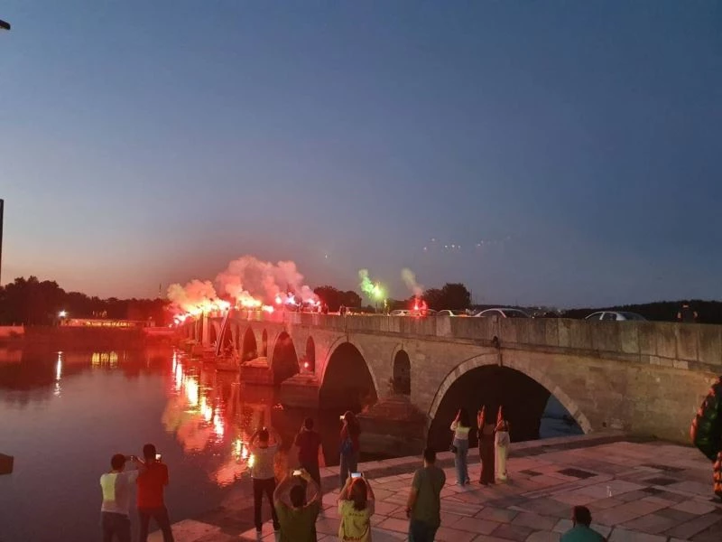 Edirneli taraftarlar Beşiktaş’ın şampiyonluğunu kutladı
