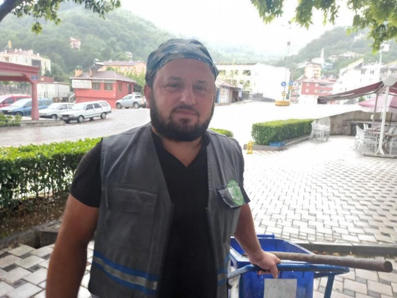 Çöp konteynırına atılan kaplumbağalar kurtardı
