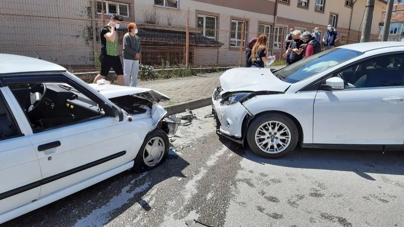 Sokağa çıkma kısıtlamasında kafa kafaya çarpıştılar
