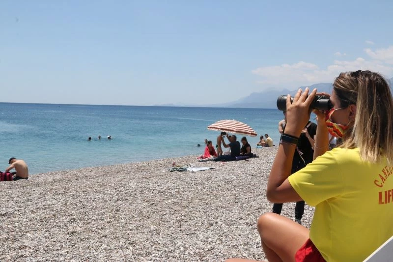 (Özel) Dünyaca ünlü sahilin tek kadın cankurtaranı vatandaşların su üzerindeki her adımını izliyor
