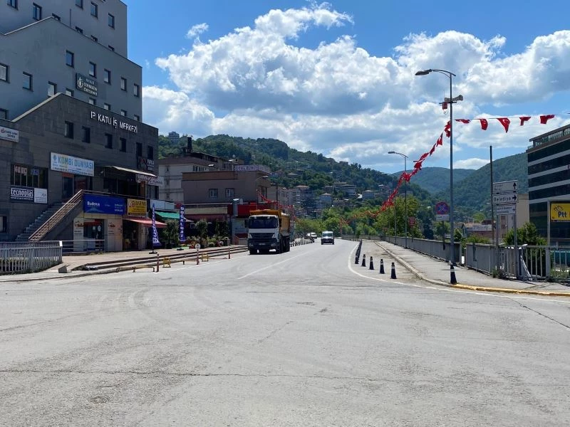Bir günlük kısıtlamada cadde ve sokaklar boş kaldı
