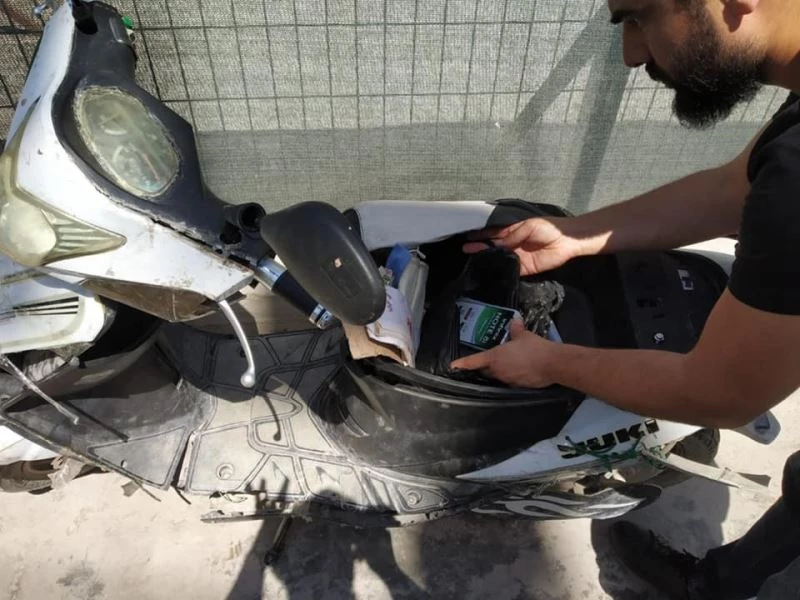 Sınırdan geçmeye çalışan elektrikli bisikletten cep telefonu çıktı
