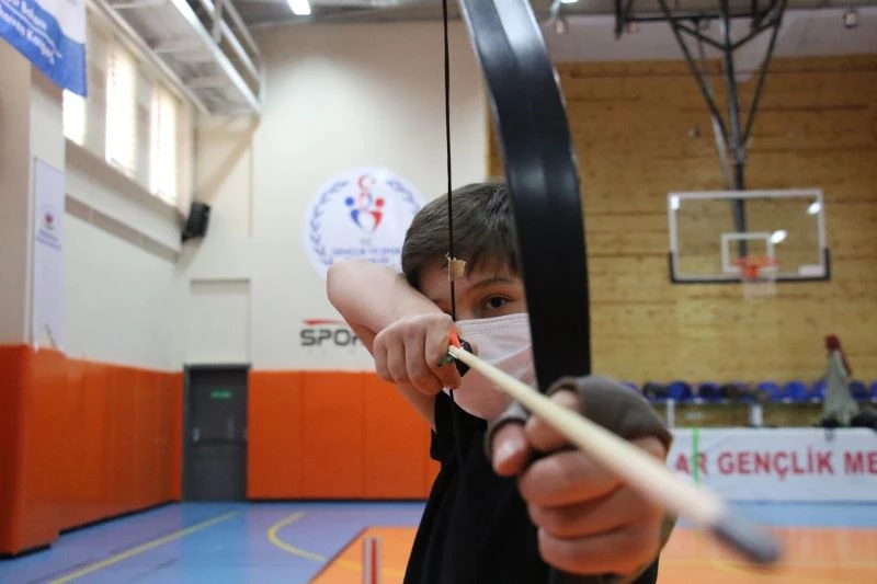 (Özel haber) Gençler pandeminin stresinden kurtulmak için okçulukla soluk alıyor
