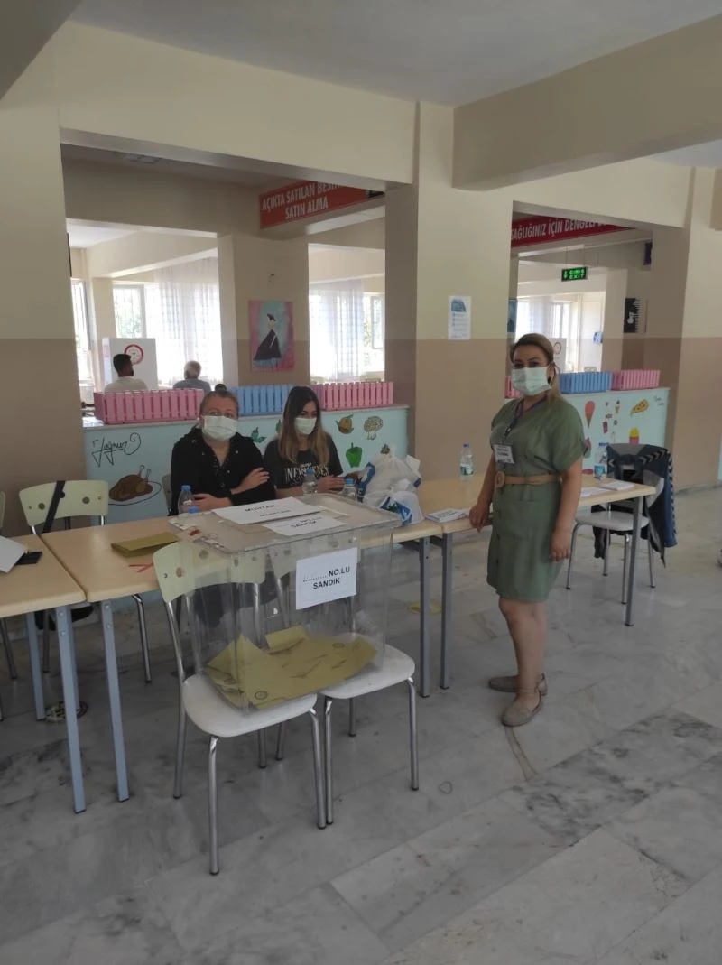 8 adaylı seçimde en yakın rakibine 755 oy fark attı
