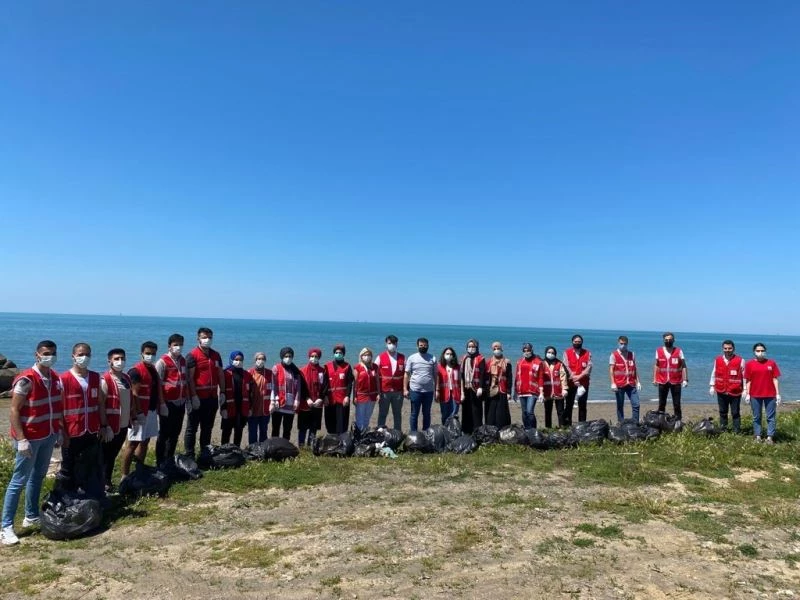 Gençler sahilden torbalarca çöp topladı
