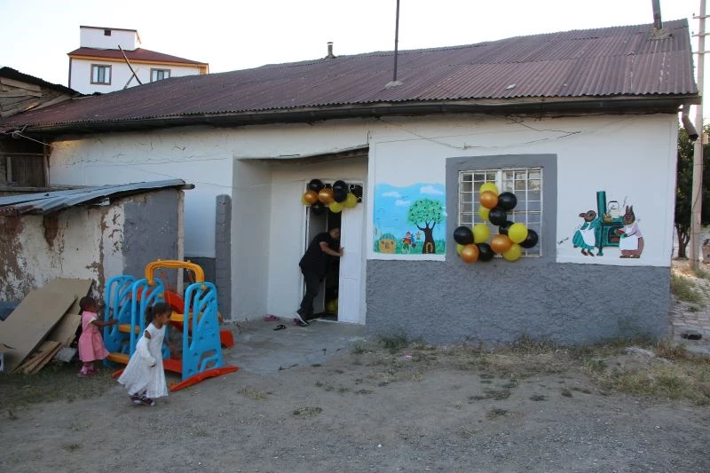 Gençlerden alkışlanacak hareket, 3 çocuk annesine ev sürprizi
