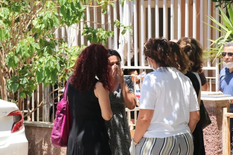 Çamaşır makinesinden çıkan yangın apart daireyi küle çevirdi
