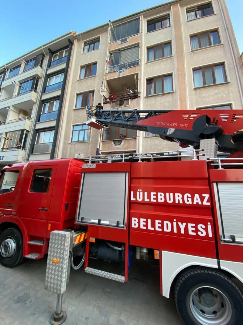 Kırklareli’nde yağmur suyu gideri borusuna sıkışan kuş kurtarıldı
