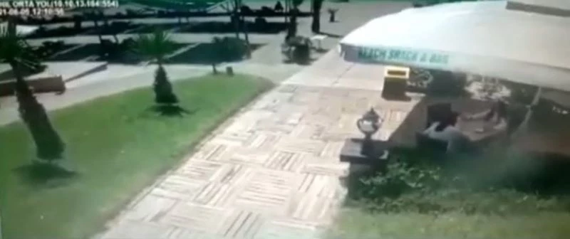 Şiddetli rüzgar, şemsiyeleri uçurdu tatilciler neye uğradığını şaşırdı
