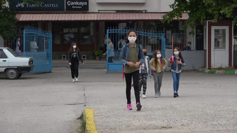 Lise ve ortaokullar yüz yüze eğitime başladı
