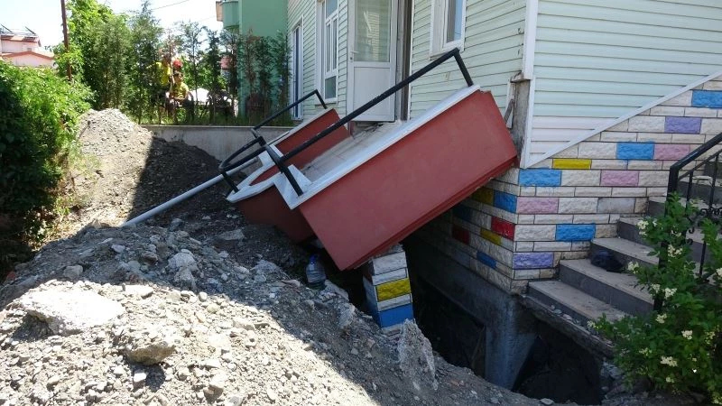 Tadilat yapılan evin balkonu çöktü: 1 yaralı
