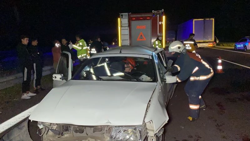 Kaza yapan doktor aracından inerek yaralılara müdahale etti: 3 yaralı
