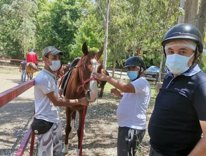 Özel gereksinimli bireylerin at binme dilekleri gerçek oldu
