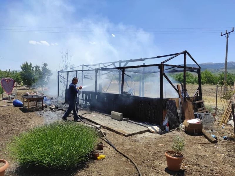 Lavanta bahçesinde çıkan yangın, bahçeyi kullanılamaz hale getirdi
