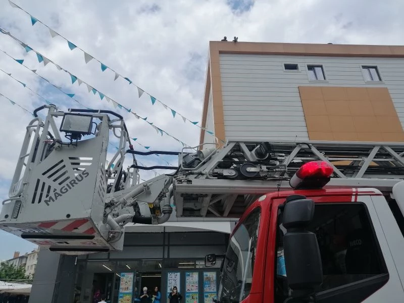 Paralarını alamayan inşaat işçileri çatıda intihara kalkıştı
