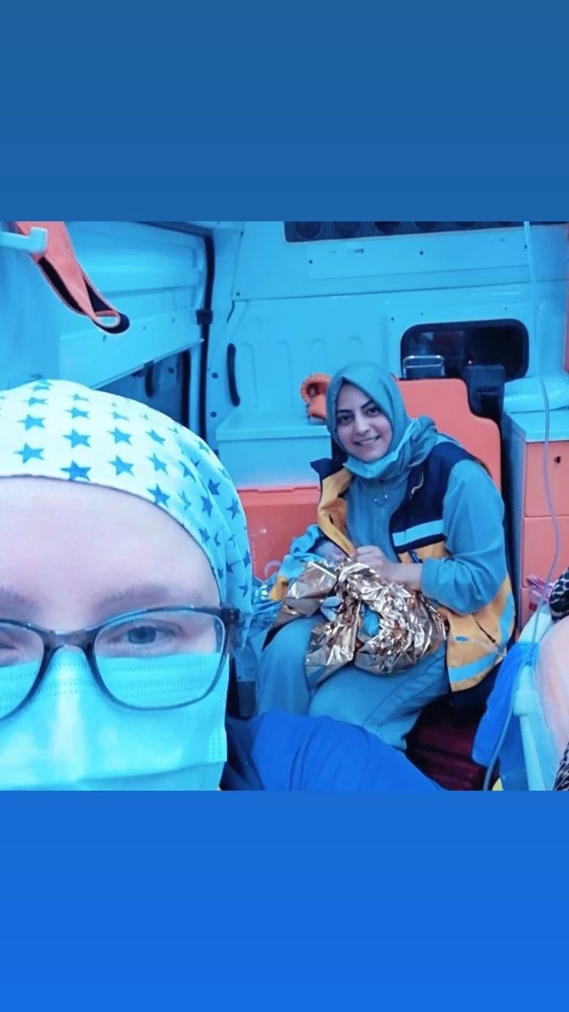 Sancıları başlayan kadın hastaneye kaldırılırken ambulansta doğum yaptı
