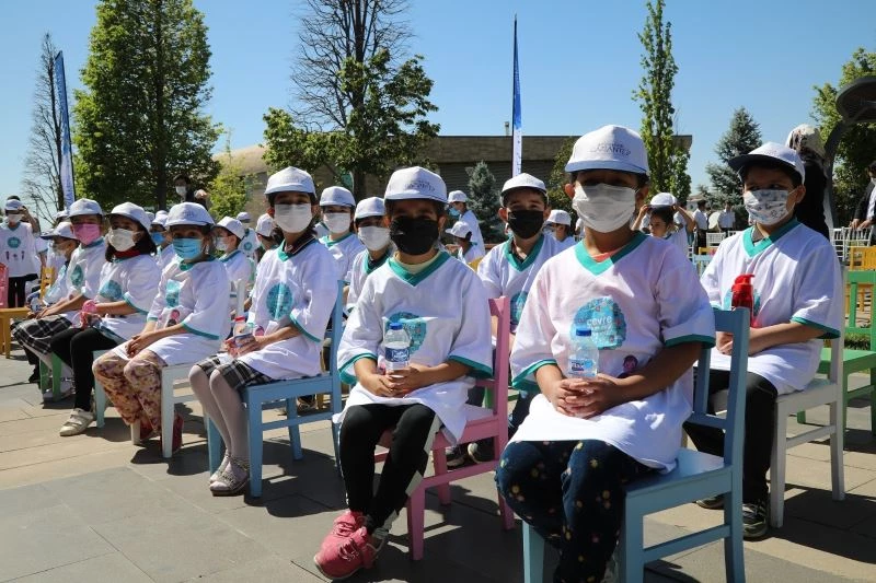 Çocuklar tiyatro ile çevre temizliğine dikkat çekti
