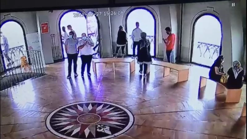 (Özel) Galata Kulesi’nden atlayan genç kız kamerada
