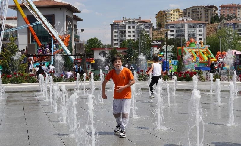 Keçiören’de minikler için ıslanma sezonu açıldı

