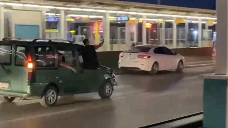 Asker konvoyunda araçlardan sarkıp selfie yaptılar...O anlar kameralara yansıdı
