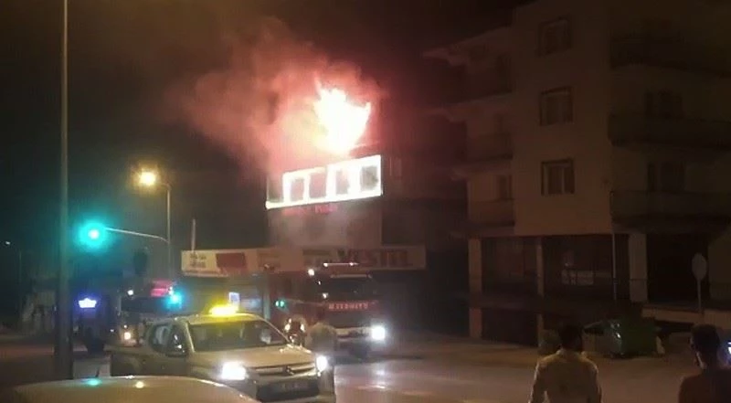 Mobilya ve beyaz eşya mağazasından yükselen alevler korkuttu
