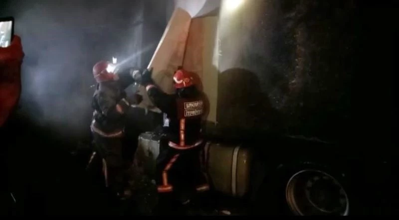 Bisküvi yüklü tır TEM’de alev alev yandı

